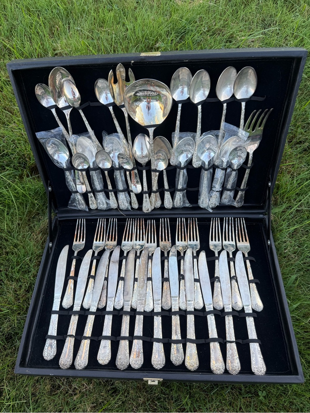 Wm Rogers & Son Silverplate Flatware Set Ornate Floral Pattern With Case